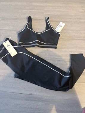 ALO Yoga Black Sports Bra and Leggings Set with White Piping